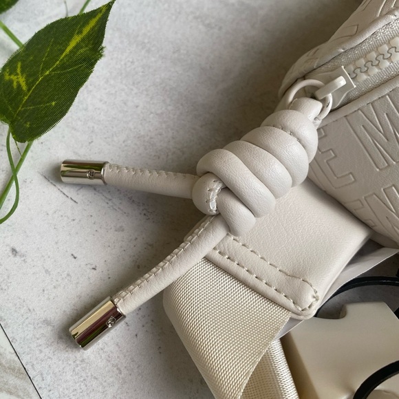 Steve Madden Fanny Pack Bag Beige Embossed Handbag Purse Adjustable Minimalist - Picture 6 of 9